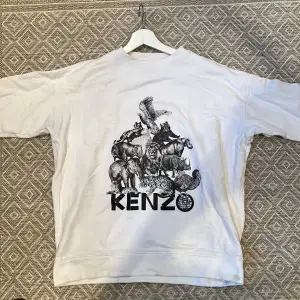 Tja! Jag säljer nu min riktigt schyssta tröja från Kenzo. Skick 6/10 pga fläckar vid botten av tröjan (bild 1). Nypris ca 2000kr. Skriv vid frågor!🙌🏼
