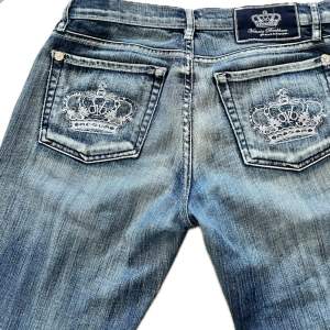 Utsvängda Victoria Beckham jeans i bra skick, fåtal rhinestones saknas. 41 cm i midjemått (rakt över), 82 cm innerbenslängd. Pris går att diskutera vid snabb affär. Tar emot byten också!