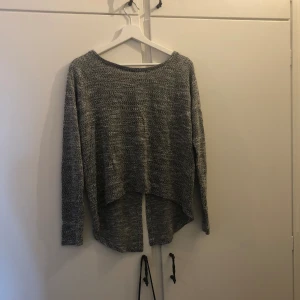 öppen rygg - fin tröja med en korsad öppen rygg som funkar superfint både till vardag och att klä upp, varsamt använd och i bra skick 💗