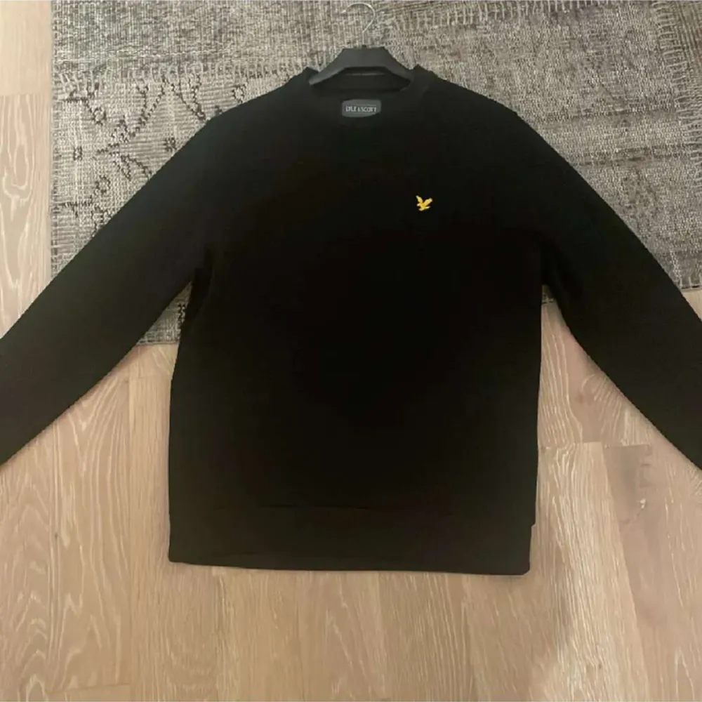 Hej, säljer en Lyle & Scott tröja som är helt ny endast testad då den var för stor 😊 Skitsnygg och jätteskön att ha på sig, skriv för fler frågor , passar både tjej och kille! . Hoodies.