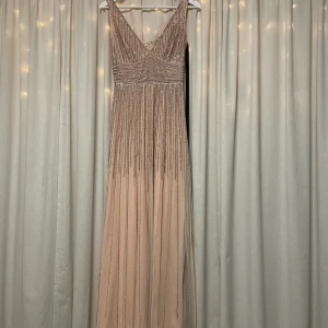 Balklänning - Säljer min jättefina balklänning från Lace & Beads i storlek UK 10 (dvs S) som är köpt för 1593 kr. Klänningen är aldrig använd och prislappen sitter kvar! Tyvärr saknas några paljetter på ryggen, men med klänningen följer en påse med extra💕