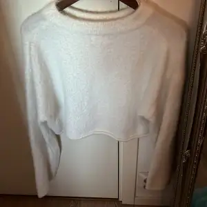 Säljer denna jätte fina mysiga kroppade vita tröja. Jätte fin och mysig men aldrig använt. Köpte den på h&m på rea för 100 kronor så säljer för 80 kr.