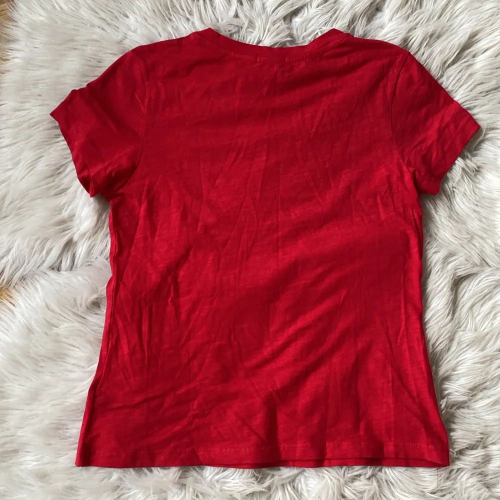 Jättefin röd tröja som som jag säljer för att den är för stor. Material: 100% Bomull  ❤️. T-shirts.