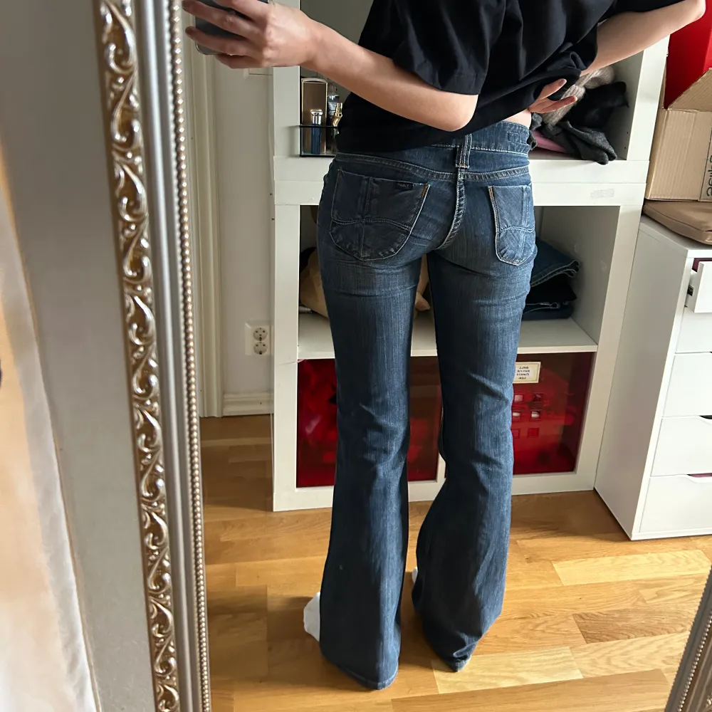 Lågmidjade bootcut jeans från Lee, mått: 79cm Inneben och 33 cm midja . Jeans & Byxor.