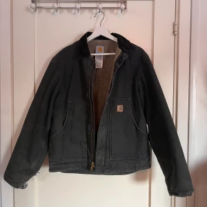 Vintage carhartt jacka - Supersnygg vintage carhartt jacka, perfekt till våren!💕Storlek S i herr. Grå washed färg. Hör av dig vid frågor!🌸