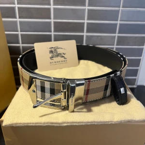 Äkta burberry bälte(man kan göra om bältet till hel svart om man vill) - Köpte bätet på Miinto för 4400kr. Mitt 2800.Skärpet är i nyskick förutom att ett hål är lite använt och lite vikt pågrund av användning (bild 3) men inget man ser eller tänker på👍 Höra av er för fler frågor eller bilder. Priset är inte hugget i sten.