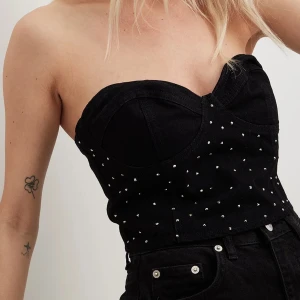 Korsett med stenar - Slutsåld korsett i jeanstyg med stenar. Dragkedja bak. Oanvänd med lapparna kvar 🖤 240kr