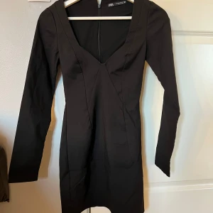Klänning  - Svart klänning från Zara, storlek XS