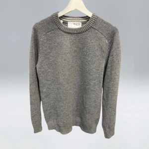 Selected Homme tröja - Vi säljer denna stickade tröjan ifrån Selected Homme. Tröjan är inprinsip som ny. Storleken på tröjan är S och sitter väldigt bra!  Skick skala 10/10