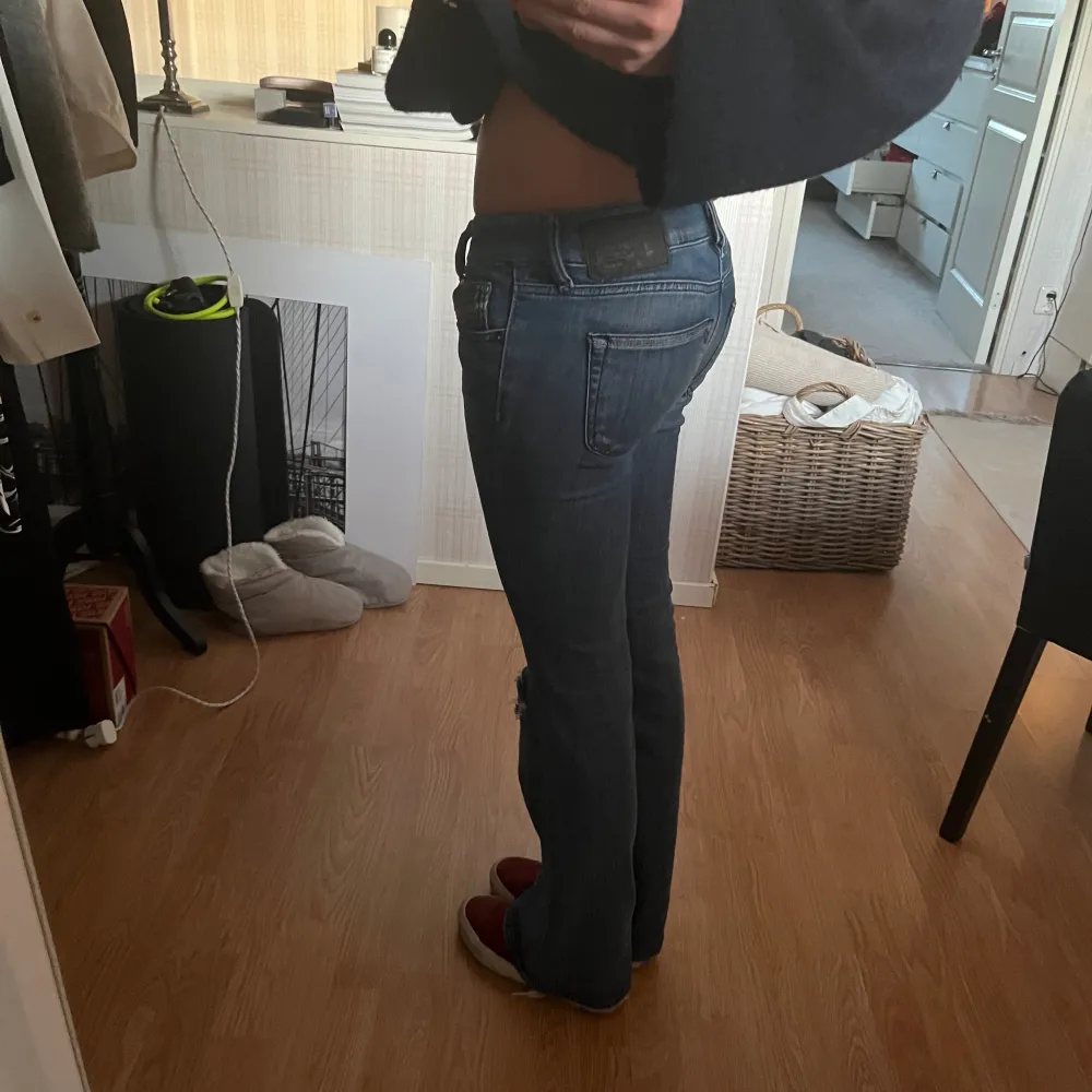 Snygga lågmidjade jeans från disel som inte kommer till användning. Innerbenslängden är 80 cm och midja 72❤️. Jeans & Byxor.