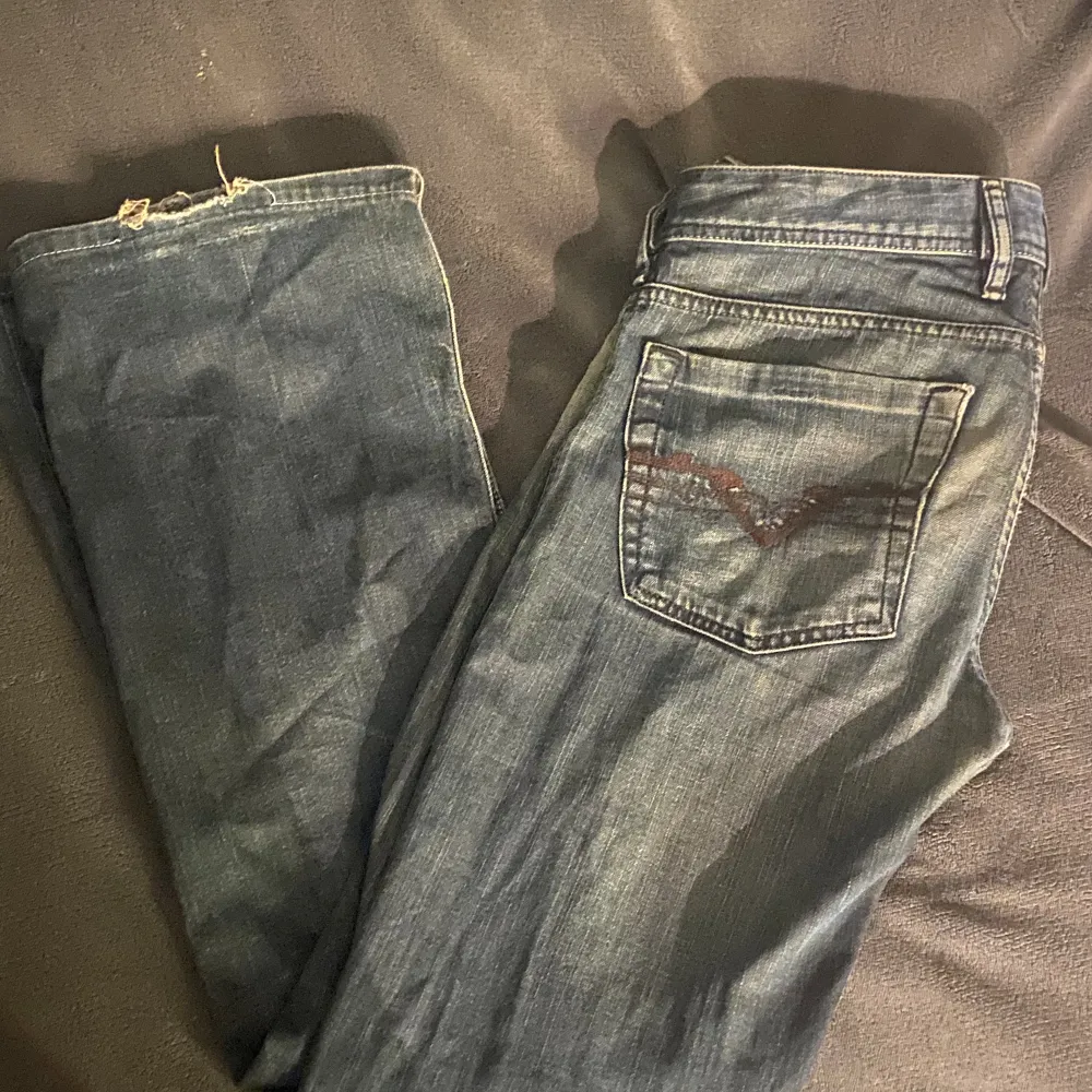 Ett par diesel jeans som inte kommer till användning längre. Hål vid hälen, syns på bilderna. Orginal pris 1400 tror jag.  Dem är mörkare än på vad dem är på bilden. . Jeans & Byxor.