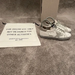 Golden goose skor - Intresekoll på mina golden goose som inte används längre. Skick 5/10, sulan är lite sliten på undersidan, dustbag & orginal kartong tillkommer ej.😇
