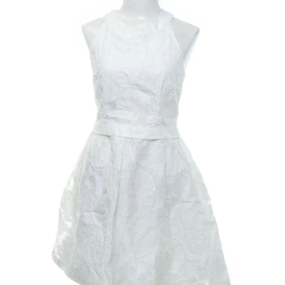 Så fin vit klänning som är perfekt till studenten från hm i storlek 38!🩷 Har sen så fin korsning med banden i ryggen! Säljer för 250kr!. Klänningar.