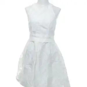 Så fin vit klänning som är perfekt till studenten från hm i storlek 38!🩷 Har sen så fin korsning med banden i ryggen! Säljer för 250kr!