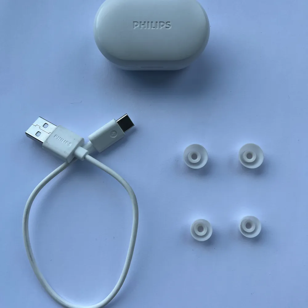 PHILIPS True Wireless hörlurar  Nyskick, använt fåtal gånger  Bra bas, upp till 18 timmar batteritid . Övrigt.