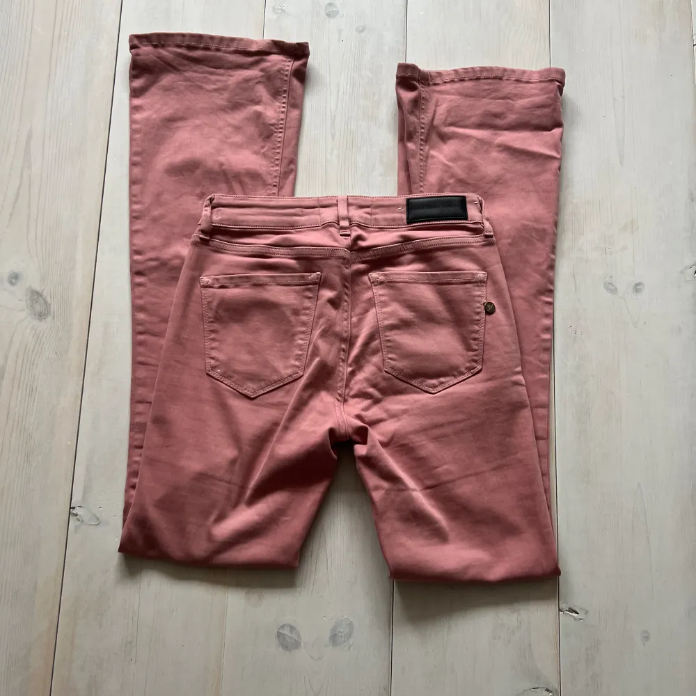 Snygga rosa lågmidjade jeans från Piezak denim. Storlek 26/32, men passar allt från S till M. . Jeans & Byxor.