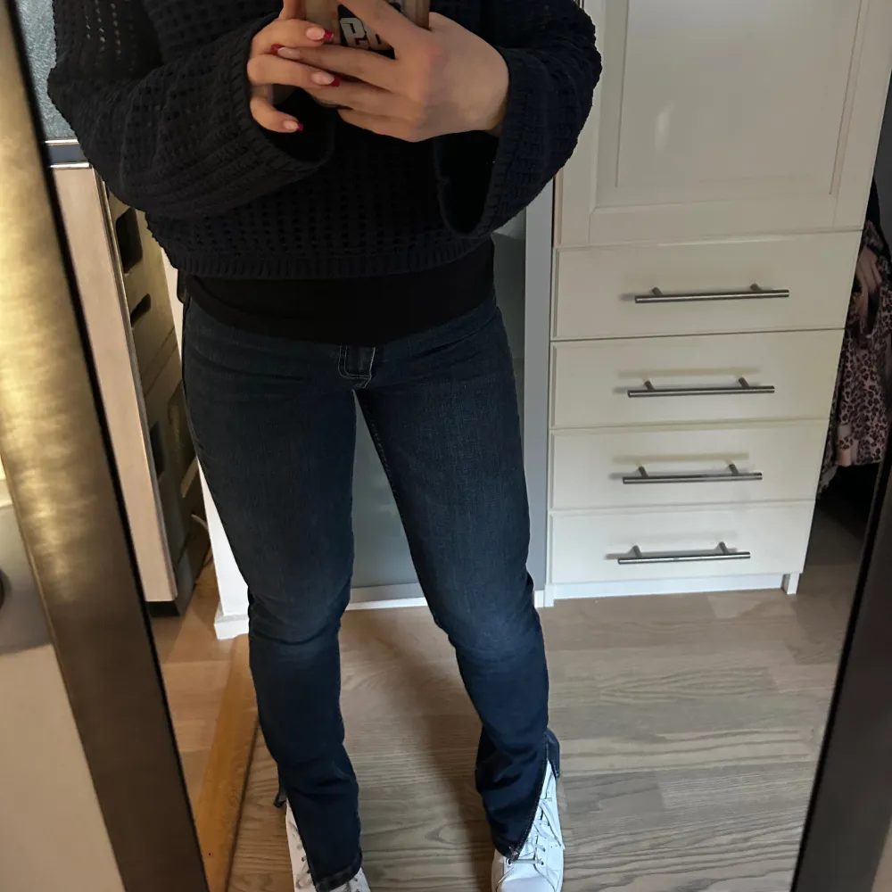 Säljer dessa jeans med slits från Zara. . Jeans & Byxor.