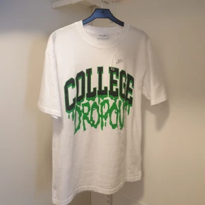 Tshirt  - Tshirt i lös/oversized passform, från märket Vailent