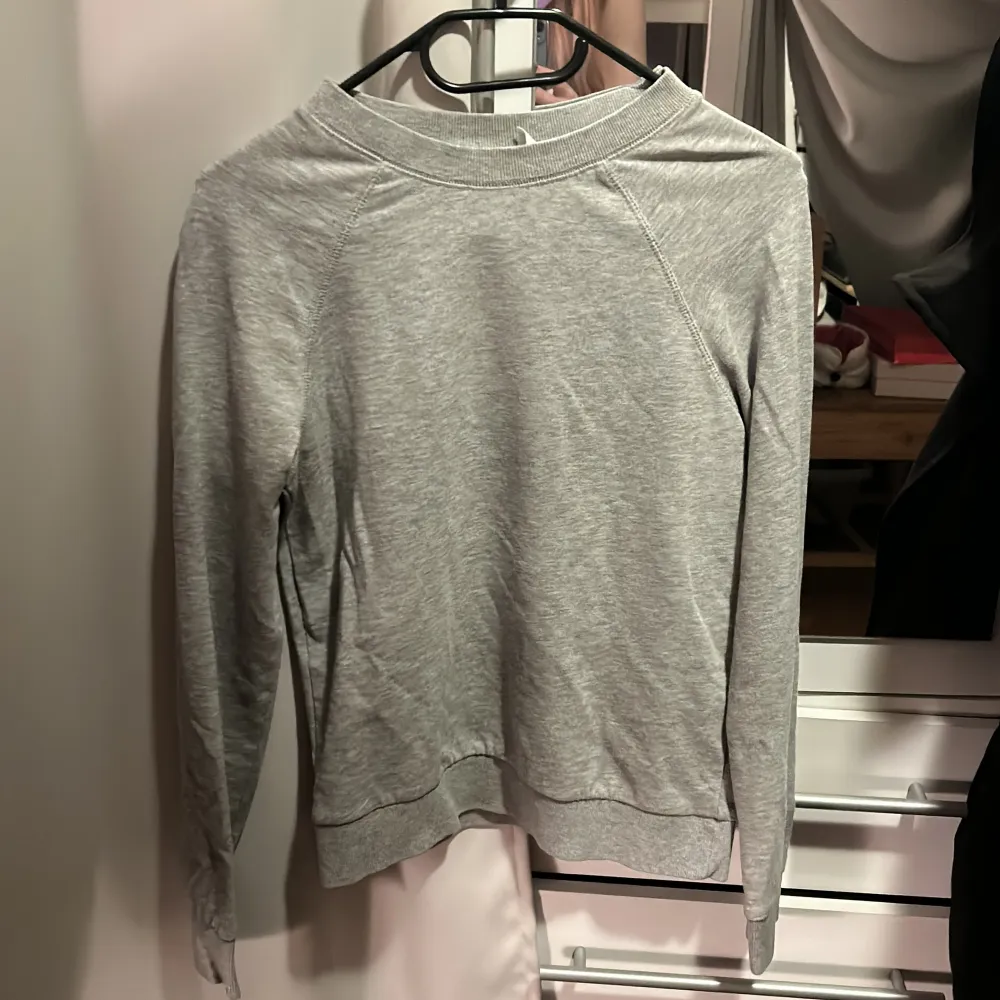 Säljer en Basic H&M tröja som ej kommer till användning längre, den är i storlek XS. Använd gärna ” köp nu ” knappen!💞. Tröjor & Koftor.