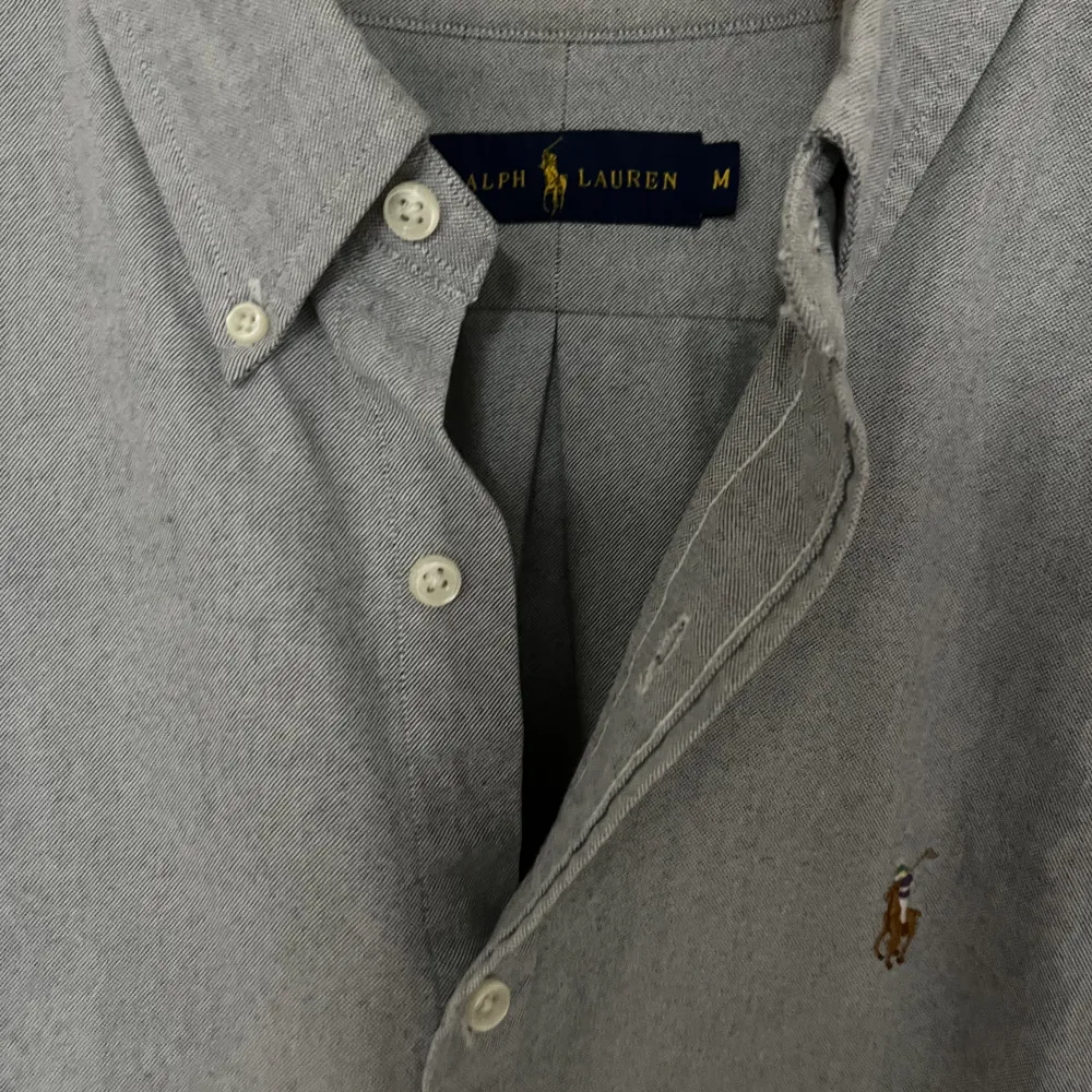 Stilig Ralph Lauren skjorta i grå färg. Storlek M. Skjortor.