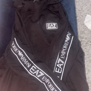 EA7 hoodie - Helt ny Emporio Armani tröja råkade ta en strl mindre. Äkta