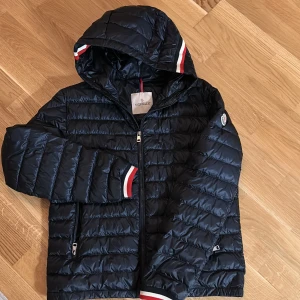 Moncler jacka - Äkta moncler jacka, jätte bra skick använd ett fåtal gånger, strlk 2 motsvarande s/m