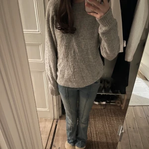 Grå stickad tröja - Jättefin grå stickad tröja från hm som jag gillar men säljer för att jag vill ha pengar hehe använd sparsamt och bra skick
