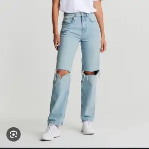 Ett par jeans från Gina dom är använda men inte så tydliga täcken på de elrr skador. Strl 36. Säljer pga använder inte längre. De är lite mer vida i benen än första bilden men snarlika. Fler bilder kan skickas vid intresse. Frakt ingår ej