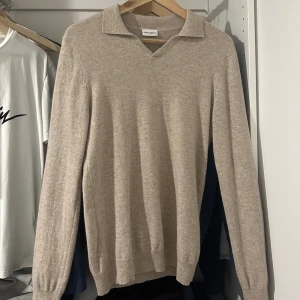 John henric tröja - En beige Cashmere blend tröja från John henric i utmärkt skick