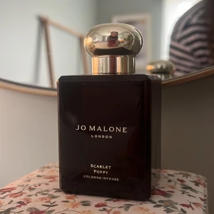 Scarlet Poppy 50ml - Scarlet poppy av Jo Malone 50ml, endast testad. Kommer i sin låda ❤️ luktar vanilj och mandel och lite blommigt!