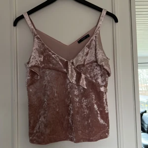 Linne - Linne krossat sammet. Strl S. Skimrar i olika rosa, gammelrosa. Sparsamt använd. Katt och hund finns i hemmet.