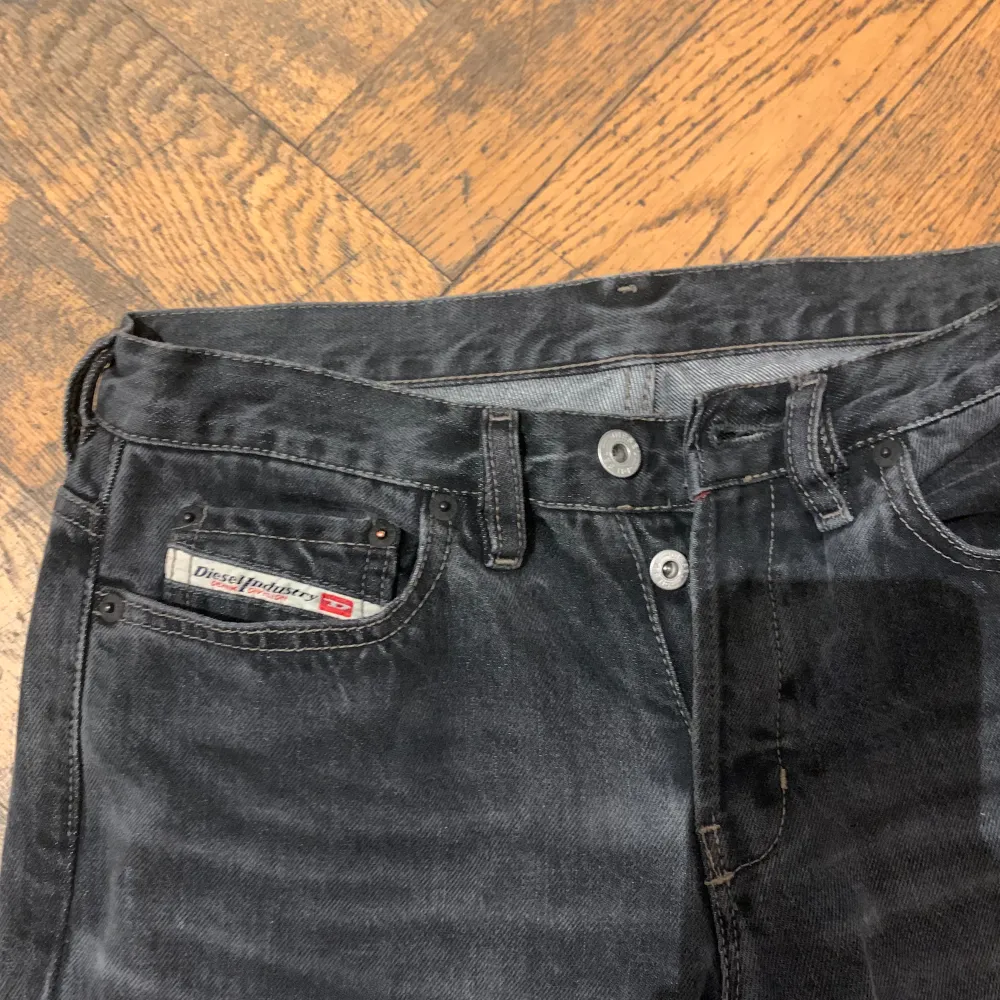 Grå/svarta lågmidjade Diesel jeans Köpta secondhand Pris kan absolut diskuteras!   Ca 86 cm innerben . Jeans & Byxor.