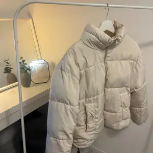 Beige jacka från Pull&Bear🤍🧥Använd några gånger under förra vintern. Behöver bli av med den pga flytt