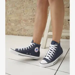 säljer nu mina blå converse som är använda fåtal gånger💞de är i ett jätte fint skick och de är i storlek 40. Skulle säga att de som har 39 kan ha denna storlek då jag har de och bara lagt i en sula och sitter perfekt. men även de med 41 kan ha💞