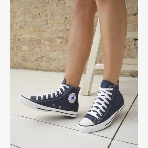 Blå converse - säljer nu mina blå converse som är använda fåtal gånger💞de är i ett jätte fint skick och de är i storlek 40. Skulle säga att de som har 39 kan ha denna storlek då jag har de och bara lagt i en sula och sitter perfekt. men även de med 41 kan ha💞