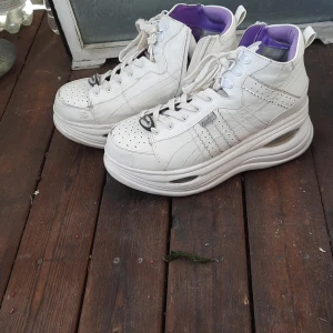 Japanska platåskor(vita) - Vita platå skor med lila innerdel  Köpta i japan