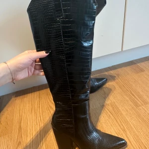 Svarta stövlar - Svarta Cowboy stövlar från Public desire i storlek 36! 