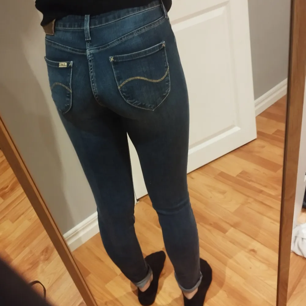 Hejsan, säljer ett par low waist skinny jeans med lite detaljer på, passar perfekt för dig som är runt 163-167 cm🤗🌸 För mer info kom gärna privat eller skriv i chatten så svarar jag så snabbt jag kan🙂. Jeans & Byxor.