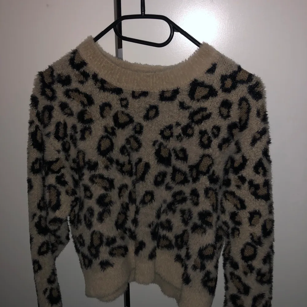 ⚠️kollar intresse⚠️ Leopard tröja som är stickade och ör ifrån Lindex. Säljer pga vet inte om jag gillar tröjan fortfarande. Skriv till mig privat vilket pris du skulle vilja köpa den för💓 storlek 146 men passar som xxs (nypris 349kr). Stickat.