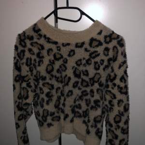 ⚠️kollar intresse⚠️ Leopard tröja som är stickade och ör ifrån Lindex. Säljer pga vet inte om jag gillar tröjan fortfarande. Skriv till mig privat vilket pris du skulle vilja köpa den för💓 storlek 146 men passar som xxs (nypris 349kr)