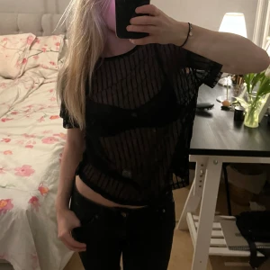 Topp - En genomskinlig T-shirt ifrån SHEIN. Använd va 1-2 gånger och är i ny skick🩷