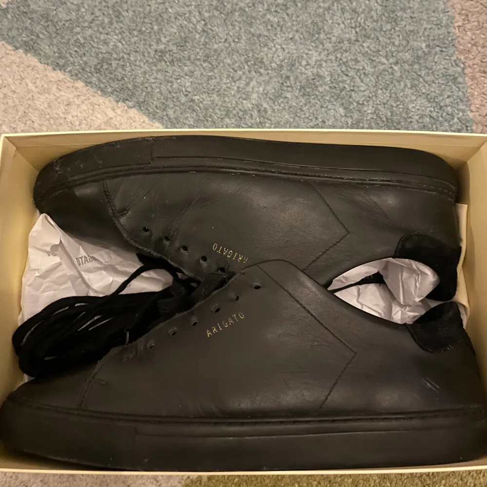 Skorna är i storlek 42, allt og ingår kvitto skosnören dustbag box osv. Skorna är ganska slitna då jag säljer dom för endast 450kr. Skick 7/10 nypris 2400kr. Kengät.