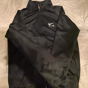 Nike air tröja i fleece som är skit skön och har en väldigt cool designe på ryggen. Köpt för 949 kr på Zalando om jag minns rätt men säljer den nu. Storlek M