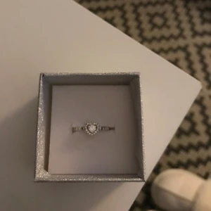 925 silver ring med ett hjärta på💓 - .