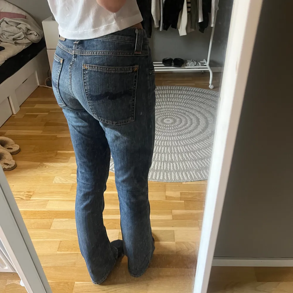 Low waist jeans som är min mammas gammla och därav använd men ändå i ett fint skick! Jag är 170 cm lång och skulle beskriva storleken som xs / 32-34. Jeans & Byxor.