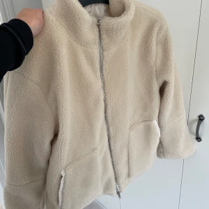 teddy jacka - Säljer min oanvända teddy jacka från merley pga köpt fel storlek. Storlek S på denna. Svårt att få upp rätt färg på jackan på bild, men den är ganska varm beige.