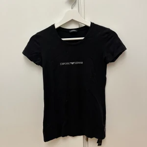 Armani t-shirt  - Snygg tshirt från Emporia Armani, sitter tight men materialet är superstretchigt så det fprmar sig efter kroppen. 