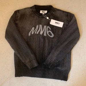 Stickad Maison Margiela Tröja - Sprillans ny Mörkgrå/svart stickad Maison Margiela tröja med alla tags på. Storlek 16 motsvarar S och passar S. 
