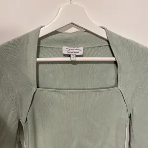 & other stories tröja i tjockt material🩵 Flitigt använd men inga defekter, finns inte på hemsidan längre☺️ Köpt för 599kr. Passar S-M