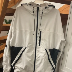 Lacoste vindjacka  - En snygg Lacoste vindjacka. Limited edition o slutsåld överallt. Aldrig använd strl Xs men sitter som en s/m